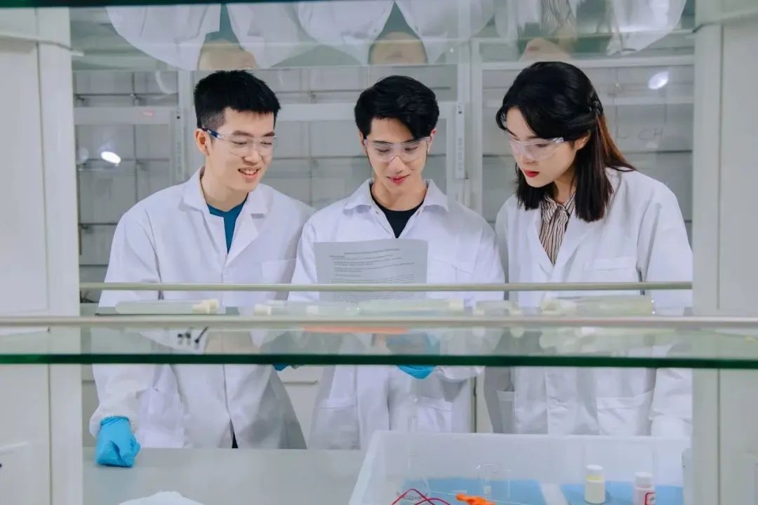 郑宇(左一)和同学在实验室